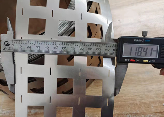 Prezzo buon Ni puro luminoso della striscia 99,6% del nichel 4P per collegamento batteria 18650 in linea